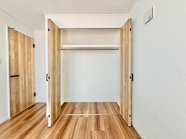クローゼットは棚やハンガーパイプが付いた使いやすい設計。収納BOXなどもスッキリ収納できます。普段使わない季節用品やトランクなど、大きなものもラクラク収納できます。