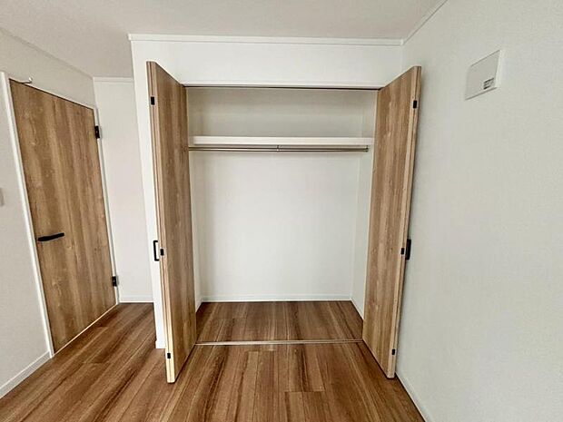 クローゼットは棚やハンガーパイプが付いた使いやすい設計。収納BOXなどもスッキリ収納できます。普段使わない季節用品やトランクなど、大きなものもラクラク収納できます。