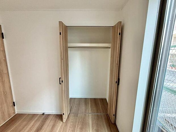 各居室にクローゼットがあり、洋服ダンスなどを置く必要がないのでお部屋を広く使えます。