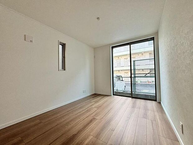 窓からたっぷりと陽光が注がれる明るい空間。時を忘れて過ごす場所として過ごせるお部屋にクローゼットをご用意。快適なプライベート空間となっています。