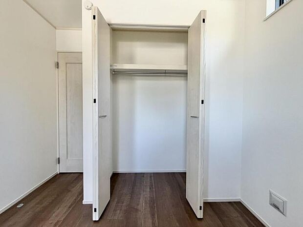 各居室にクローゼットがあり、洋服ダンスなどを置く必要がないのでお部屋を広く使えます。