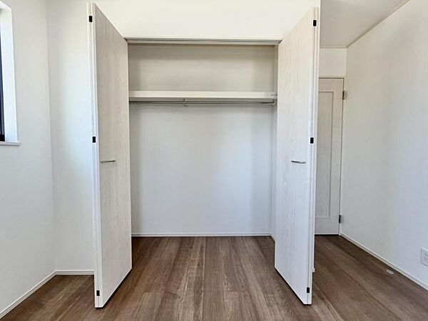 クローゼットはハンガーパイプが付いた使いやすい設計。収納BOXなどもスッキリ収納できます。