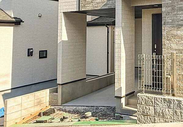 建物につながる駐車スペース。重い荷物や大きな荷物の出し入れも安心です。