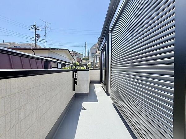 風の通り道。舞い込んでくる風が優しく躍り、室内に爽やかな空気を運んでくる。そこに季節の息吹を感じて、いまがどんな季節なのかを実感する。