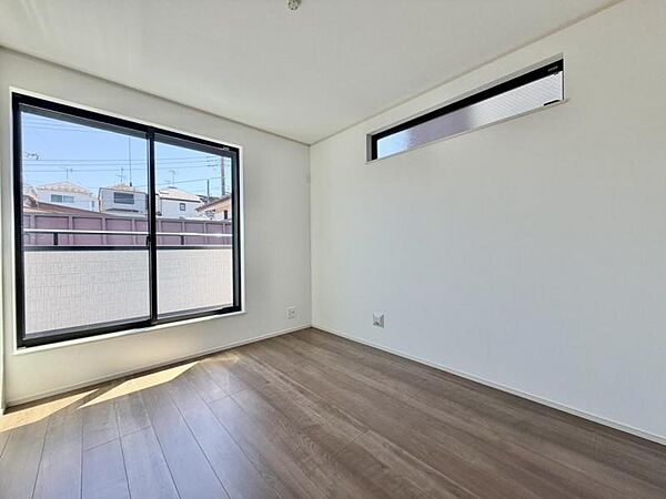 窓からたっぷりと陽光が注がれる明るい空間。時を忘れて過ごす場所として過ごせるお部屋にクローゼットをご用意。快適なプライベート空間となっています。