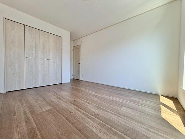 独立性を高めたお部屋。たっぷりの収納も配備しており、片付いた空間を現実出来そう。陽光も降り注ぐ明るく開放的な空間が魅力的。大きなＷＩＣがございます。