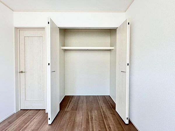 たくさんの洋服をかけることができる収納力と取り出しやすさが魅力のウォークインクローゼット。普段使わない家電やスーツケース、ストック品など何でも片付く嬉しい空間です。