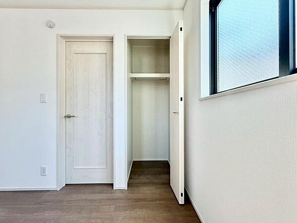 クローゼットは棚やハンガーパイプが付いた使いやすい設計。収納BOXなどもスッキリ収納できます。普段使わない季節用品やトランクなど、大きなものもラクラク収納できます。