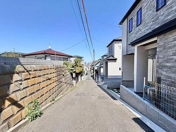 車通りの少ない道路で小さなお子様も安心。家と同じくらい周辺環境は大切なもの。図面だけでは分からない現地の雰囲気もご確認くださいませ。