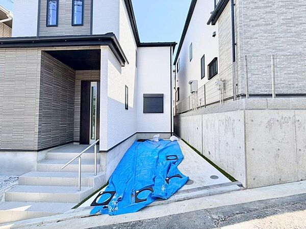 建物につながる駐車スペース。重いものの、荷物の出し入れも安心。小さなお子様も安心・安全の乗り降りができます。車が汚れたら洗えるのもうれしいですね。