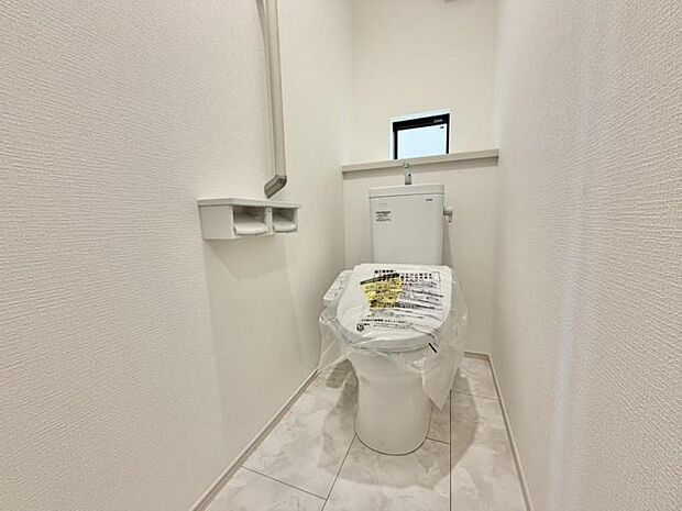 トイレは家の中に2ヶ所ございます。ご家族が忙しい朝も安心です。