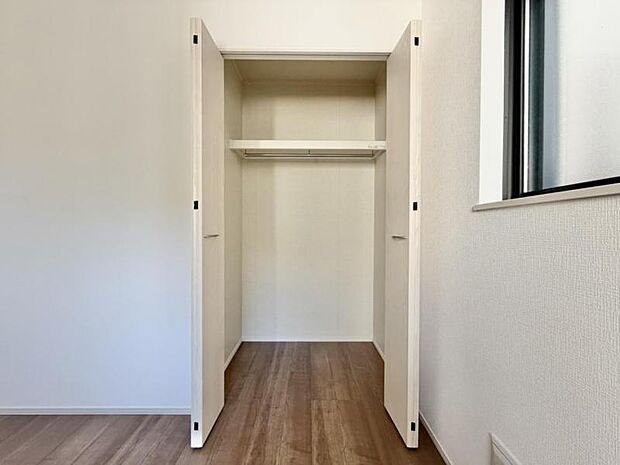各居室にクローゼットがあり、洋服ダンスなどを置く必要がないのでお部屋を広く使えます。