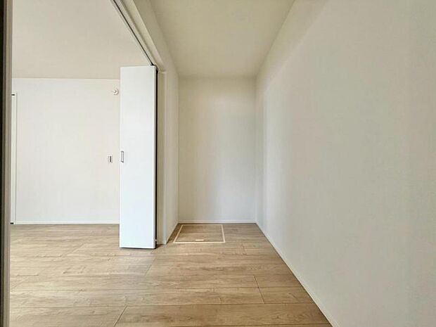 たくさんの洋服をかけることができる収納力と取り出しやすさが魅力のウォークインクローゼット。普段使わない家電やスーツケース、ストック品など何でも片付く嬉しい空間です。