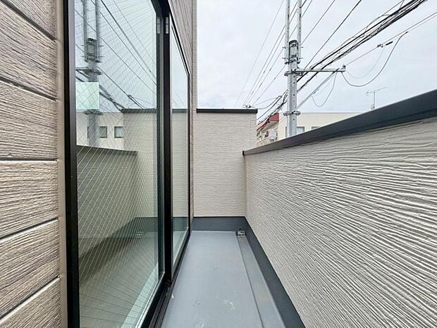 青いキャンパスに描かれた未来。この街に移り住み、この街で過ごす私たちの未来は、きっとこの雲のようにいろいろな形の幸せへと変わり、溢れるほど運んで来てくれることでしょう。