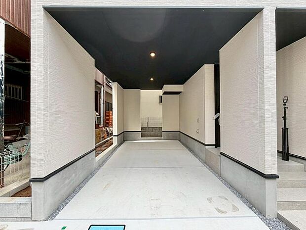 建物につながる駐車スペース。重いものの、荷物の出し入れも安心。小さなお子様も安心・安全の乗り降りができます。車が汚れたら洗えるのもうれしいですね。 
