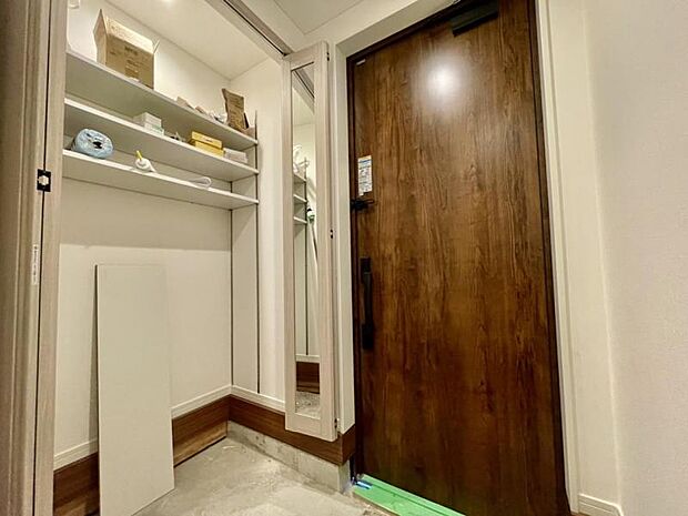 玄関には十分な収納スペースがございます。