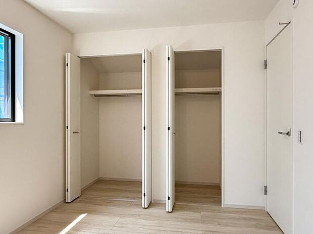 部屋に備えられたクローゼット。普段使わないものなども収納可能ですので、居室を広く使うことが出来ます。