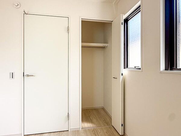 クローゼットには棚やハンガーパイプが備えられているので、大切なお洋服にしわを付けずにそのまましまうことが出来ます。思い出と一緒に大切に保管しましょう。