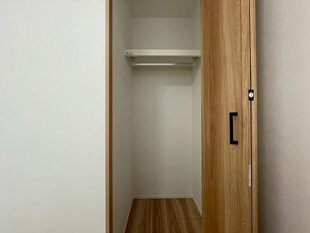 使い勝手の良い収納が豊富で、物が多くてもスッキリ片付けられます。