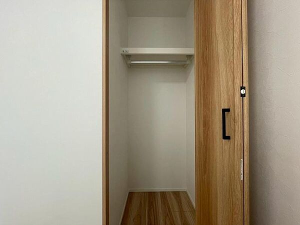 使い勝手の良い収納が豊富で、物が多くてもスッキリ片付けられます。