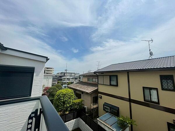 都市の美しい夜景を眺めながら、落ち着いた時間を過ごせます。