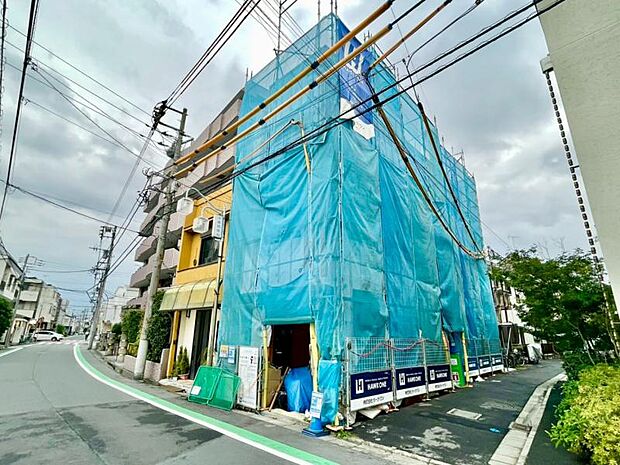 清潔感のあるシンプルな外観が魅力的な物件です。