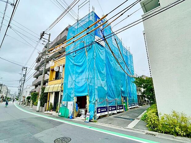 落ち着いた色合いで、周囲の街並みに馴染む外観です。