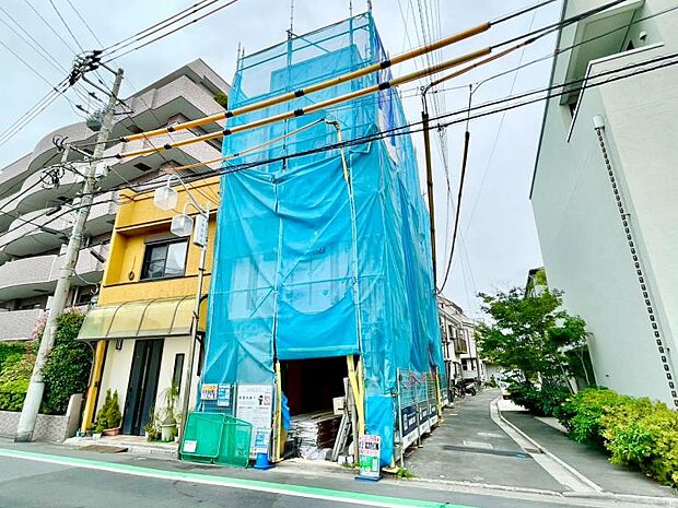 南側・東側に道路があり、開放感のあるつくり。陽当たりも確保されています。