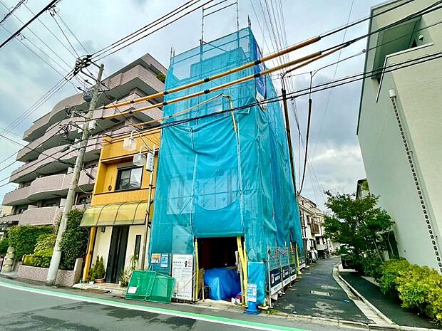 南側・東側に道路があり、開放感のあるつくり。陽当たりも確保されています。
