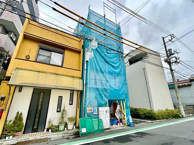 前面道路は幅員が確保されているので、駐車も落ち着いて行えそう。
