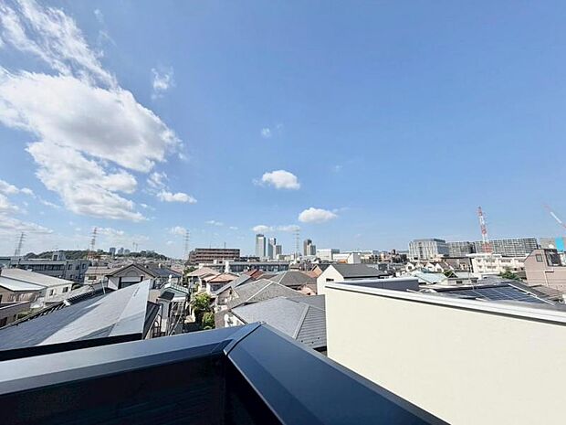 青いキャンパスに描かれた未来。この街に移り住み、この街で過ごす私たちの未来は、きっとこの雲のようにいろいろな形の幸せへと変わり、溢れるほど運んで来てくれることでしょう。