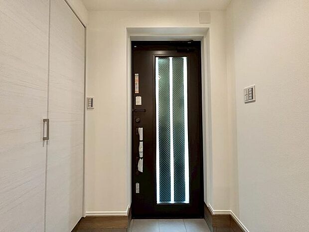 上質感漂う玄関と廊下。居住者の帰り、訪れる方を優しく迎える・安らぎに満ちた生活空間を予感させる。健やかな暮らしを楽しめそう 。
