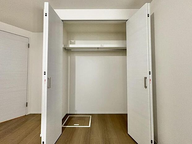 たくさんの洋服をかけることができる収納力と取り出しやすさが魅力のウォークインクローゼット。普段使わない家電やスーツケース、ストック品など何でも片付く嬉しい空間です。(WIC)