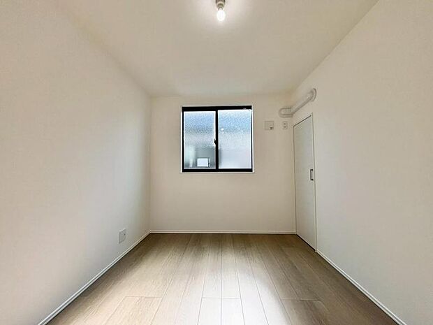 大きな窓からたっぷりと陽光が注がれる明るい空間。一日の疲れをいやしてくれる主寝室。時を忘れて過ごす場所として過ごせるお部屋。