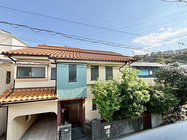 青いキャンパスに描かれた未来。この街に移り住み、この街で過ごす私たちの未来は、きっとこの雲のようにいろいろな形の幸せへと変わり、溢れるほど運んで来てくれることでしょう。