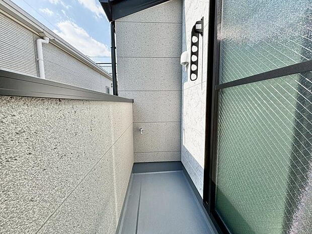 風の通り道。舞い込んでくる風が優しく躍り、室内に爽やかな空気を運んでくる。そこに季節の息吹を感じて、いまがどんな季節なのかを実感する。