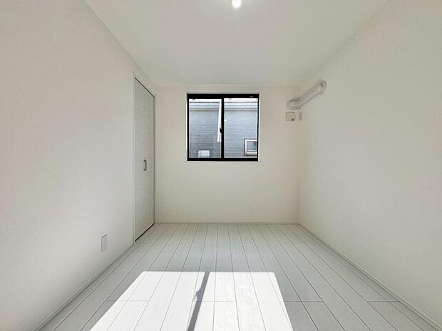 窓からたっぷりと陽光が注がれる明るい空間。時を忘れて過ごす場所として過ごせるお部屋にクローゼットをご用意。快適なプライベート空間となっています。