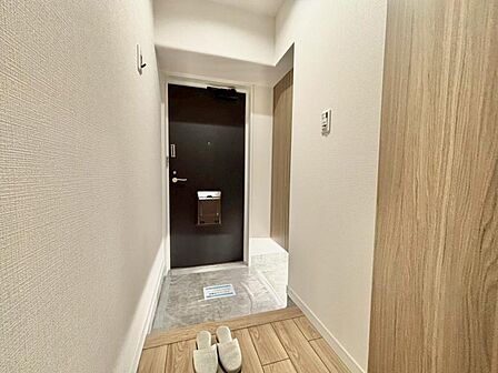 上質感漂う玄関と廊下。居住者の帰り、訪れる方を優しく迎える・安らぎに満ちた生活空間を予感させる。健やかな暮らしを楽しめそう 。