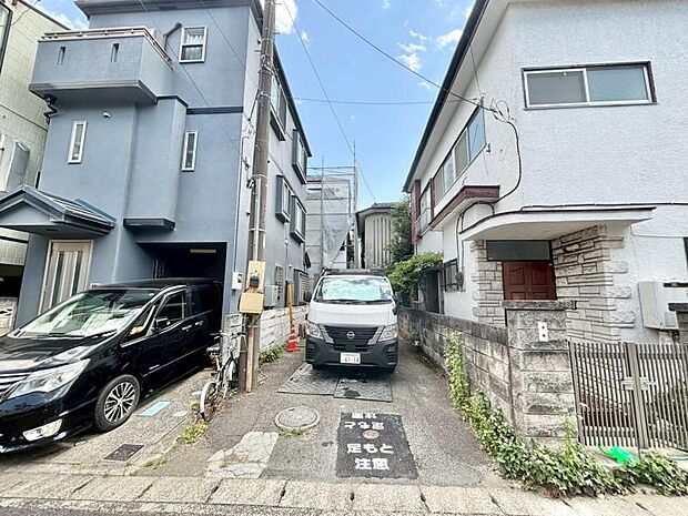 前面道路は車通りの少ない道です。小さなお子様も安心してお過ごしいただけます。