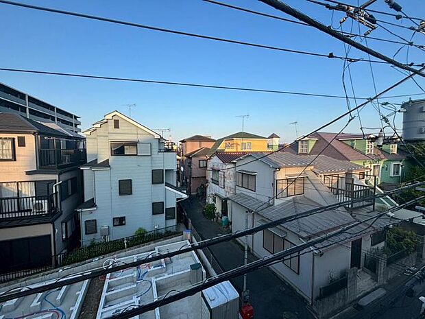 青いキャンパスに描かれた未来。この街に移り住み、この街で過ごす私たちの未来は、きっとこの雲のようにいろいろな形の幸せへと変わり、溢れるほど運んで来てくれることでしょう。