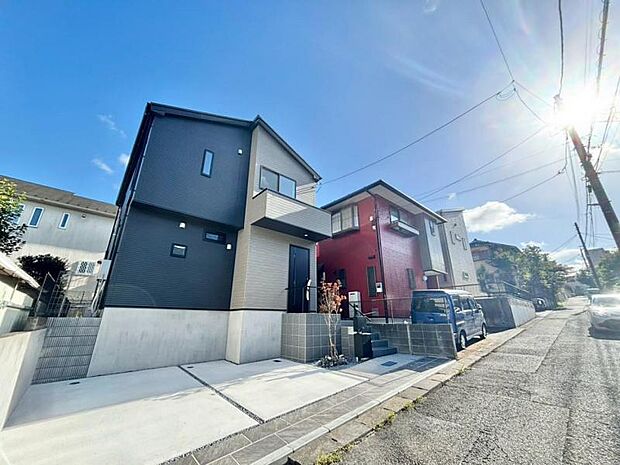 前面道路は居住者様しか通らない車・人通りの少ない道路です。