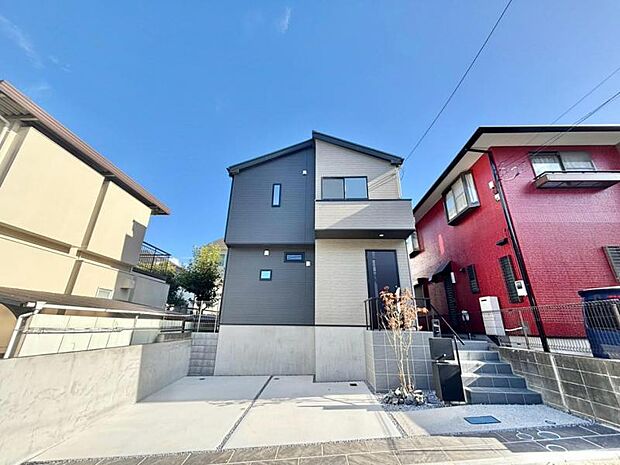 2階建て専用エリアの落ち着いた住宅街。隣棟間も確保されており、開放感のある邸宅です。