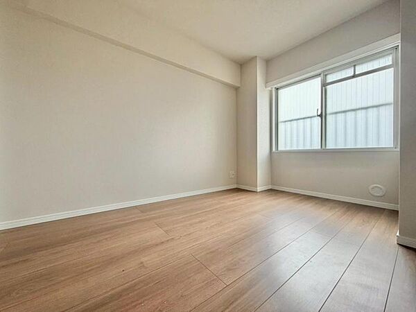 窓からたっぷりと陽光が注がれる明るい空間。時を忘れて過ごす場所として過ごせるお部屋にクローゼットをご用意。快適なプライベート空間となっています。