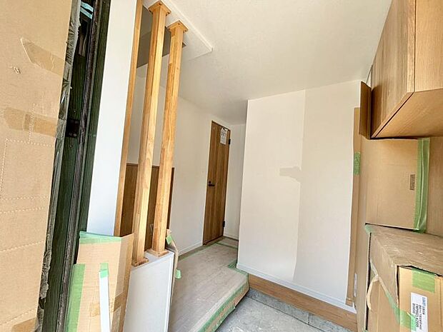 上質感漂う玄関と廊下。居住者の帰り、訪れる方を優しく迎える・安らぎに満ちた生活空間を予感させる。健やかな暮らしを楽しめそう 。