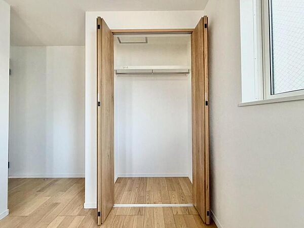 クローゼットは棚やハンガーパイプが付いた使いやすい設計。収納BOXなどもスッキリ収納できます。普段使わない季節用品やトランクなど、大きなものもラクラク収納できます。