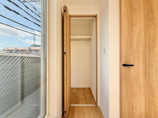各居室にクローゼットがあり、洋服ダンスなどを置く必要がないのでお部屋を広く使えます。