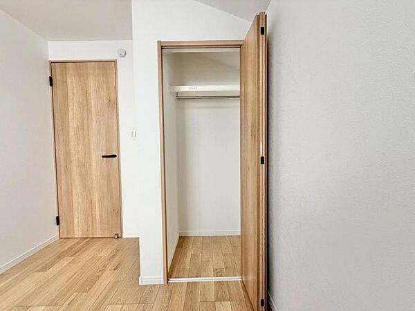各居室にクローゼットがあり、洋服ダンスなどを置く必要がないのでお部屋を広く使えます。