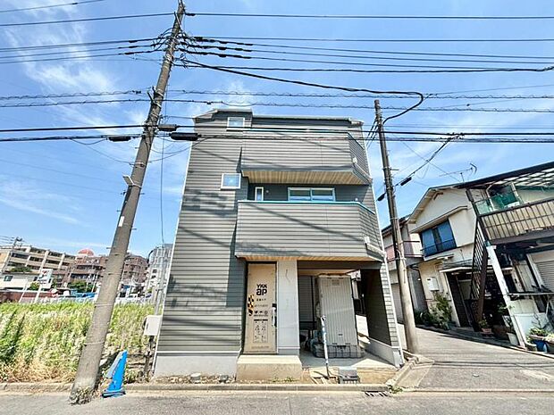 凛とした表情を見せる外観は時の移り変わりの中で様々な表情を見せてくれます。素材の持つ独特な存在感により「永く住み続ける住まい」にふさわしい住宅が完成しました。