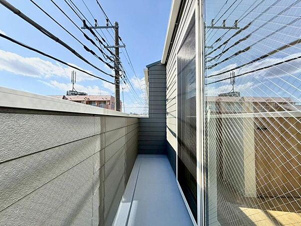 風の通り道。舞い込んでくる風が優しく躍り、室内に爽やかな空気を運んでくる。そこに季節の息吹を感じて、いまがどんな季節なのかを実感する。