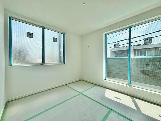 過ぎ行く時間をゆったりと感じることができる落ち着いたお部屋。リビングで楽しく過ごした後はプライベートな時間を満喫できます。静かな環境でリラックスタイムをスタートさせてください。